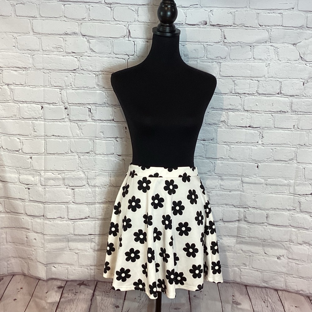 MUST HAVE MINI SKIRT FIT FLARE DAISIES SKATER SM SZ 6